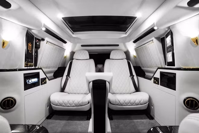 Nội thất đẳng cấp của “pháo đài di động” Cadillac Escalade Sky Captain Piano Edition.