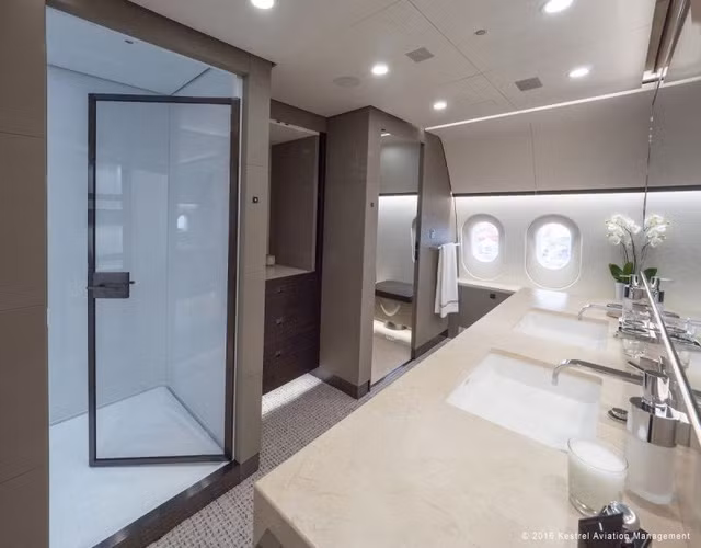 Toàn bộ không gian trên Boeing 787 rộng tới hơn 200 m², đủ chỗ phục vụ 39 hành khách trên chuyến bay liên tục 17 giờ.