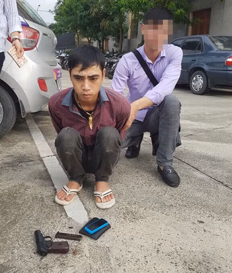 Bắt giữ đối tượng Nguyễn Văn Tùng, thu giữ súng K59 đã lên đạn.