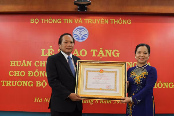 Thừa ủy quyền của Chủ tịch nước Thứ trưởng Bộ Nội vụ Trần Thị Hà trao tặng Huân chương Lao động Hạng Ba cho Bộ trưởng Bộ TT&TT Trương Minh Tuấn.