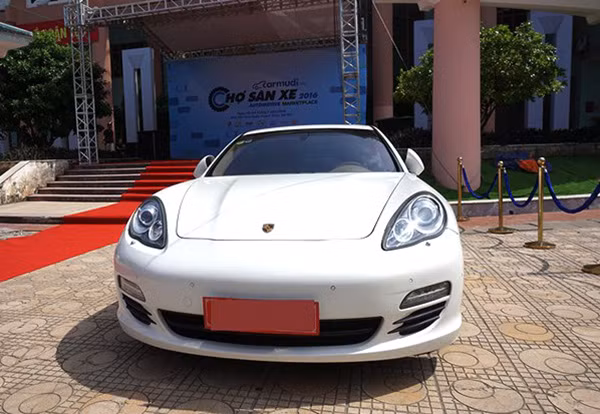 Một chiếc xe sang có mặt tại Chợ săn xe 2016.