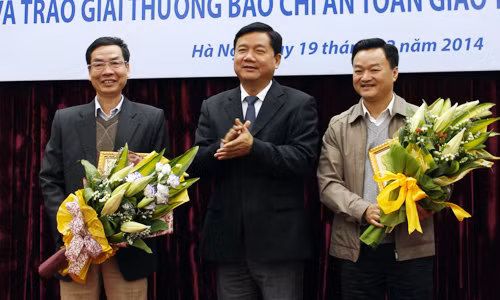 Thiếu tướng Phạm Văn Miên, Tổng Biên tập báo Công an nhân dân (bên trái) nhận giải thưởng tập thể cho đơn vị có nhiều bài tham gia dự thi.