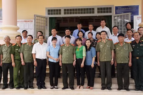 Thứ trưởng Bùi Văn Nam cùng các đồng chí trong đoàn công tác của Bộ Công an và lãnh đạo địa phương. Thứ trưởng Bùi Văn Nam cùng các đồng chí trong đoàn công tác của Bộ Công an và lãnh đạo địa phương.