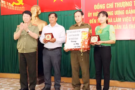 Thứ trưởng Bùi Văn Nam tặng quà cho lãnh đạo chính quyền và Công an xã Thái Mỹ. Thứ trưởng Bùi Văn Nam tặng quà cho lãnh đạo chính quyền và Công an xã Thái Mỹ.