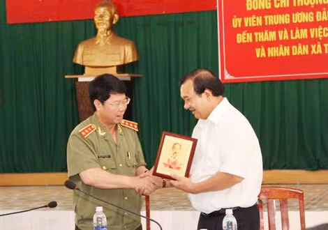 Thứ trưởng Bùi Văn Nam tặng quà lưu niệm cho Bí thư Huyện ủy Củ Chi. Thứ trưởng Bùi Văn Nam tặng quà lưu niệm cho Bí thư Huyện ủy Củ Chi.