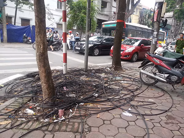 Đống rác dây viễn thông trước khi được dọn (ảnh chụp trưa 2/10).