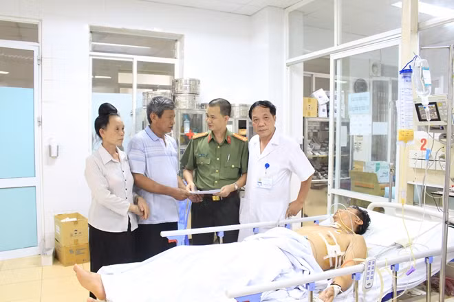 Thượng tá Trần Duy Hiển, Trưởng Ban Pháp luật- Bạn đọc và lãnh đạo Bệnh viện 198 thăm hỏi, tặng quà đồng chi Học qua gia đình.