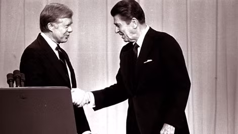 Robert White (trái) và Tổng thống Ronald Reagan.