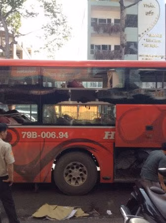 Chiếc xe khách bị ném đá vỡ kính tại huyện Hàm Thuận Nam (Bình Thuận) vào ngày 22/5/2015.