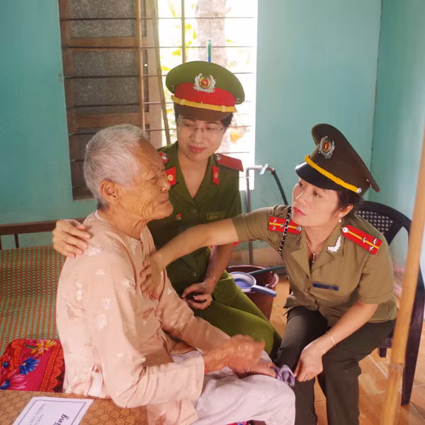Tuổi trẻ Tổng cục Chính trị CAND thăm hỏi Mẹ Việt Nam Anh hùng tại Quảng Trị (năm 2014).
