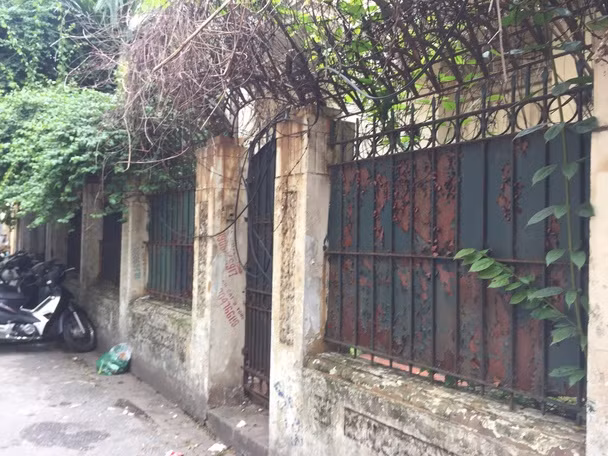 Ngôi biệt thự rộng hơn 400m2 bị bỏ hoang gần 3 năm nay.