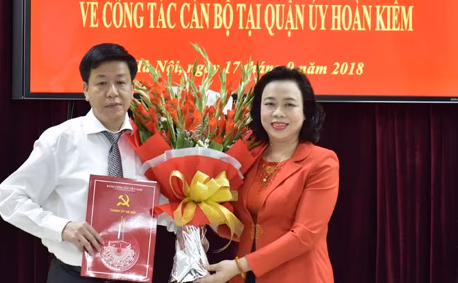 Phó Bí thư Thường trực Thành ủy Hà Nội Ngô Thị Thanh Hằng trao quyết định bổ nhiệm Bí thư quận ủy Hoàn Kiếm