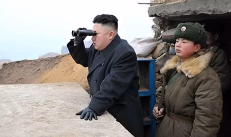 Ông Kim Jong Un giám sát vụ phóng tên lửa từ động cơ mới.
