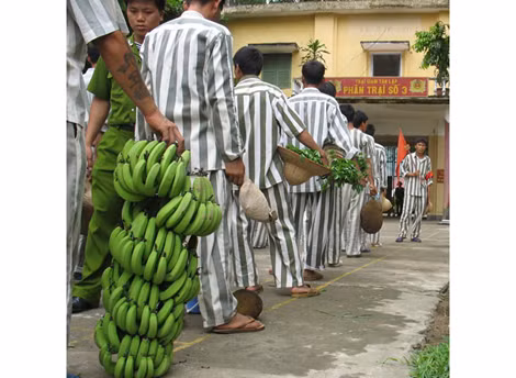 Phạm nhân sau một ngày lao động.