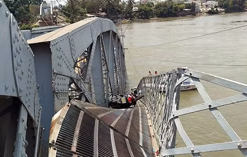 Nhiều người đã rơi xuống sông trong sự cố.