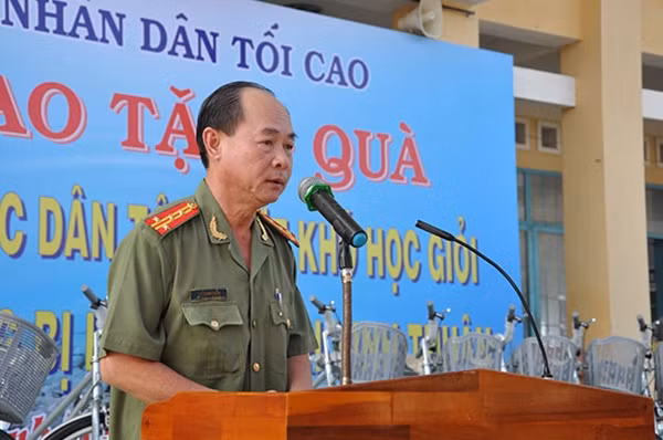 Đại tá Trần Kim Thẩm, Phó Tổng biên tập Báo Công an nhân dân phát biểu tại buổi lễ trao quà.