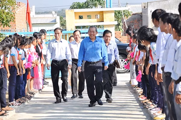 Chánh án TAND tối cao Trương Hòa Bình đến Trường THCS Võ Văn Kiệt ở xã Phước Ninh, huyện Thuận Nam, tỉnh Ninh Thuận.