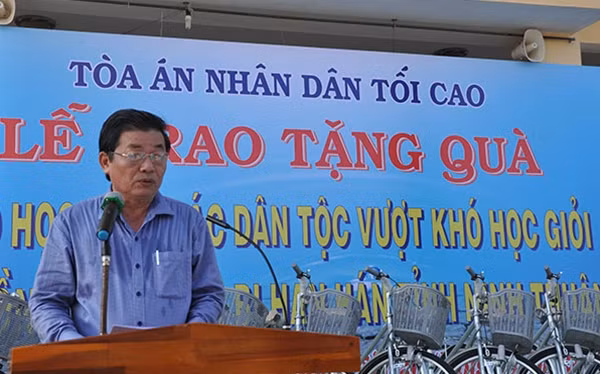 Đồng chí Lưu Xuân Vĩnh, Chủ tịch UBND tỉnh Ninh Thuận bày tỏ sự cảm ơn đối với đồng chí Trương Hòa Bình cùng các nhà tài trợ.