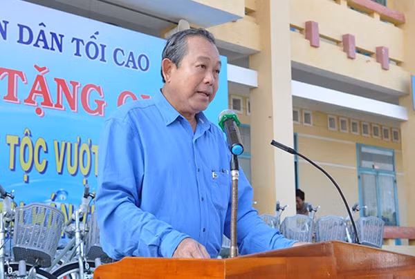 Đồng chí Trương Hòa Bình phát biểu tại buổi lễ trao tặng quà cho đồng bào và học sinh tại Ninh Thuận.