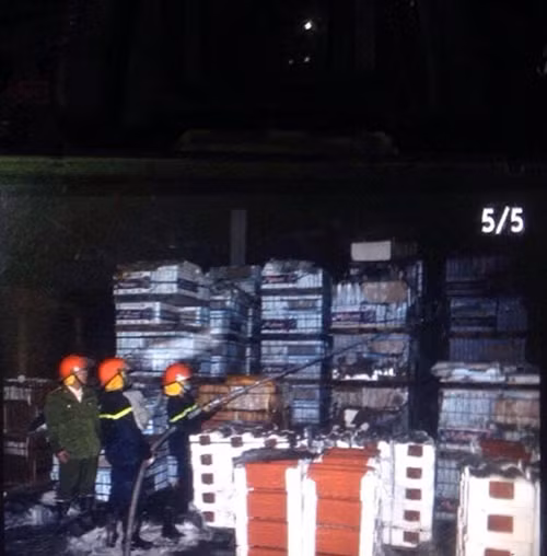 Cảnh sát PCCC sử dụng vòi rồng phun nước dập tắt đám cháy.