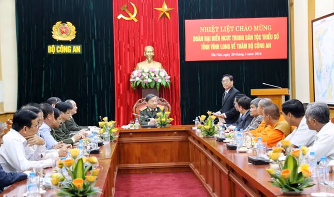 Đồng chí Lê Chí Toàn, Phó trưởng Ban Dân tộc tỉnh Vĩnh Long, Trưởng Đoàn đại biểu báo cáo thành tích của Đoàn.