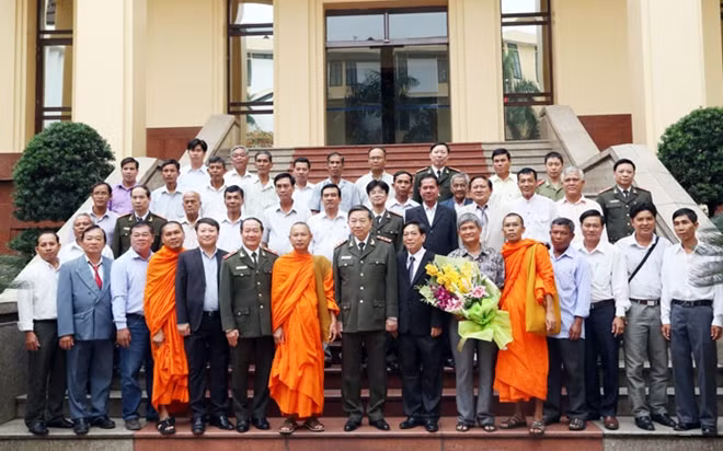 Thứ trưởng Tô Lâm với các đại biểu tham dự buổi tiếp.