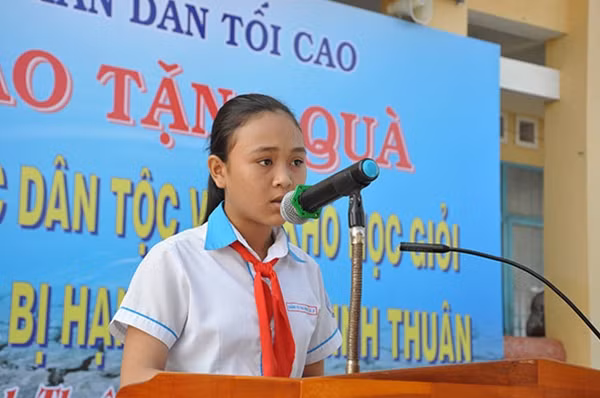 Nữ sinh Trường THCS Võ Văn Kiệt bày tỏ sự cảm ơn sâu sắc đối với đồng chí Trương Hòa Bình cùng các nhà tài trợ.
