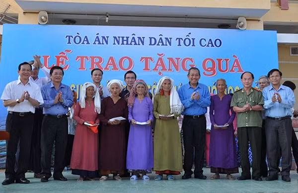 Đồng chí Trương Hòa Bình trao tặng xe đạp cho đồng bào và học sinh nghèo vượt khó hiếu học ở tỉnh Ninh Thuận.