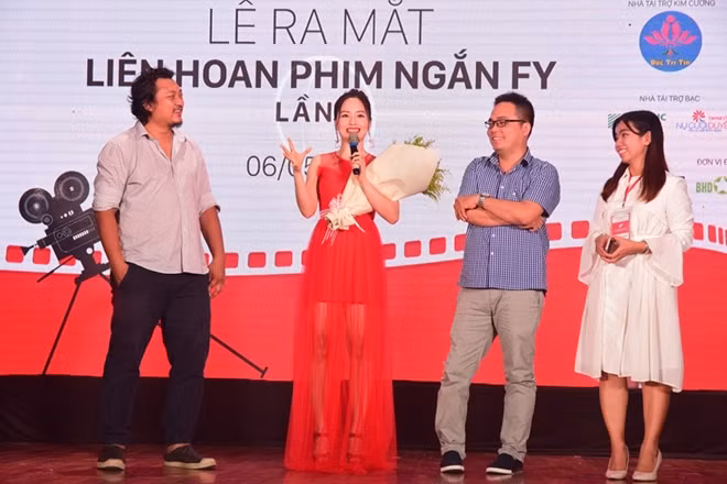 (Từ trái sang) Đạo diễn Phan Gia Nhật Linh, diễn viên Lan Phương, đạo diễn Phan Đăng Di tại Lễ ra mắt Liên hoan phim.