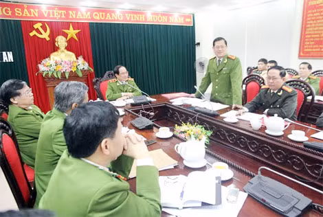 Đại tá Nguyễn Hữu Cầu, Phó Giám đốc Công an tỉnh báo cáo với Đoàn công tác của Bộ Công an về tình hình tội phạm trong thời gian gần đây trên địa bàn Nghệ An.
