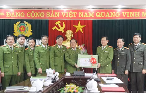 Trung tướng Đồng Đại Lộc tặng quà, chúc Tết Công an Nghệ An.