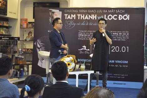 NSƯT Thành Lộc giao lưu với khán giả trong buổi ra mắt tự truyện tại TP HCM.