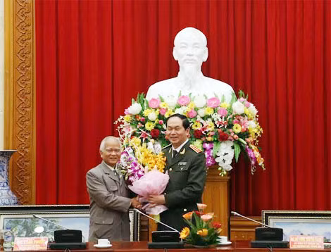 Bộ trưởng Bộ Công an Trần Đại Quang tặng hoa chúc mừng Chủ tịch Hội đồng Dân tộc của Quốc hội đồng chí Ksor Phước.