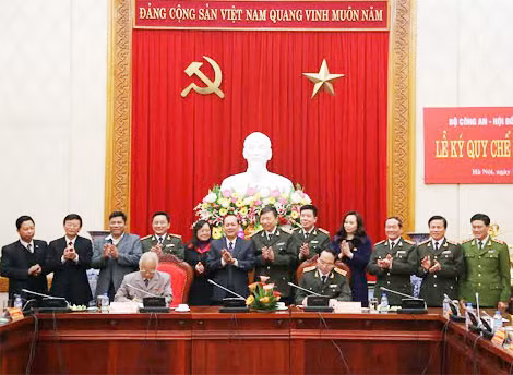 Bộ trưởng Bộ Công an Trần Đại Quang và Chủ tịch Hội đồng Dân tộc của Quốc hội đồng chí Ksor Phước ký Quy chế phối hợp công tác.