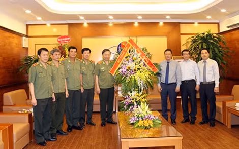 Bộ trưởng Tô Lâm chúc mừng các nhà khoa học thuộc Viện Hàn lâm Khoa học và Công nghệ Việt Nam.