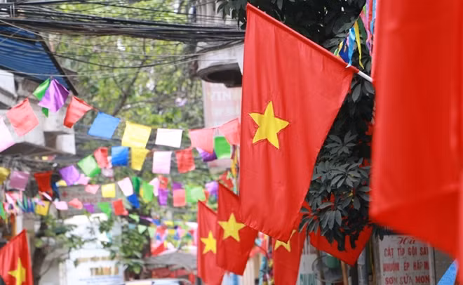 Các ngõ, hẻm được trang trí rực rỡ cờ hoa.