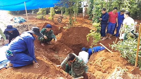 Lực lượng tìm kiếm hài cốt liệt sĩ của Đoàn Kinh tế Quốc phòng 337 đang cất bốc hài cốt liệt sĩ.