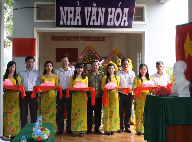 Lễ khánh thành Nhà văn hóa ấp 7, xã Thới Hưng do Công an TP Cần Thơ khuyên góp, xây tặng.