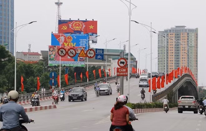 Đoạn cầu vượt ngã tư cầu vượt Kim Mã - Liễu Giai, cờ đỏ, pano được trang trí rực rỡ.