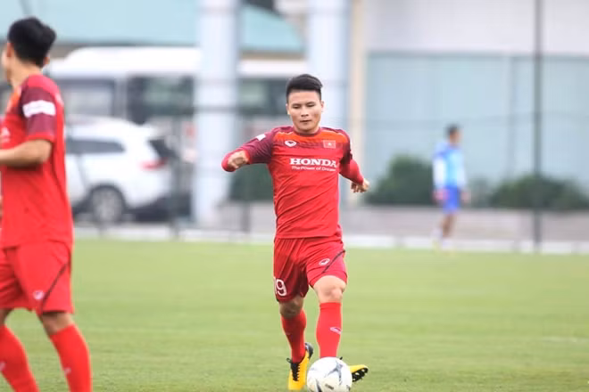 Ở buổi tập chiều nay, HLV Park Hang-seo cho đội tuyển khởi động nhanh trước khi chuyển luôn sang phần tập chiến thuật.