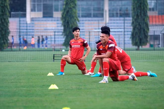 Sau vài tiếng nghỉ ngơi, Công Phượng đã ra sân tập cùng đồng đội vào 16h30 chiều.
