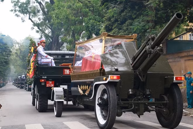 Đoàn linh xa đưa linh cữu nguyên Chủ tịch nước Lê Đức Anh rời Nhà Tang lễ Quốc gia.