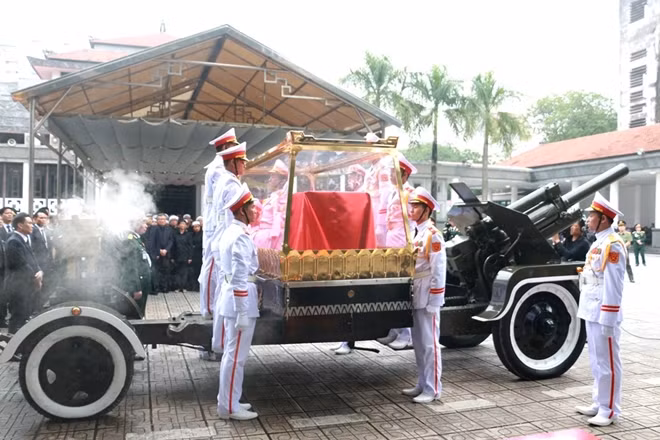 Linh cữu đồng chí Lê Đức Anh được đặt lên linh xa và phủ Quốc kỳ.