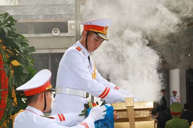 Linh xa được chuẩn bị trước khi đưa nguyên linh cữu nguyên Chủ tịch nước Lê Đức Anh về nơi yên nghỉ vĩnh hằng.