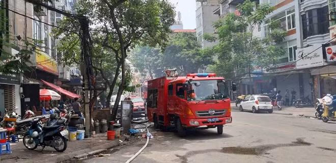 Ngay sau khi biết người dân gọi báo cơ quan chức năng, ít phút sau lực lượng PCCC đã có mặt tại hiện trường.