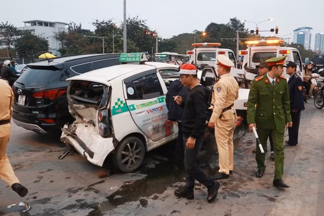 Ngay khi nhận được tin báo, cơ quan chức năng và đội CSGT số 4 đã có mặt tại hiện trường để giải quyết vụ việc cũng như phân luồng giao thông.