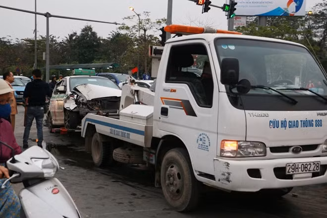 Do tai nạn xảy ra đúng vào giờ cao điểm, nên toàn bộ tuyến đường kéo dài từ Khâm Thiên đến ngã tư Vọng ùn tắc kéo dài.