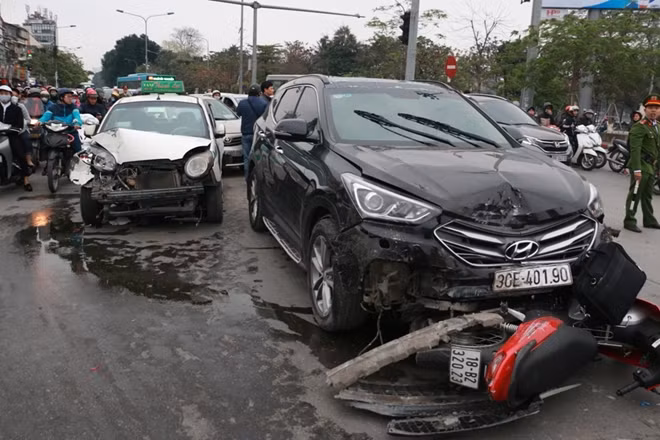 Hiện trường vụ tai nạn liên hoàn tại ngã tư Giải Phóng, Lê Duẩn, Xã Đàn.