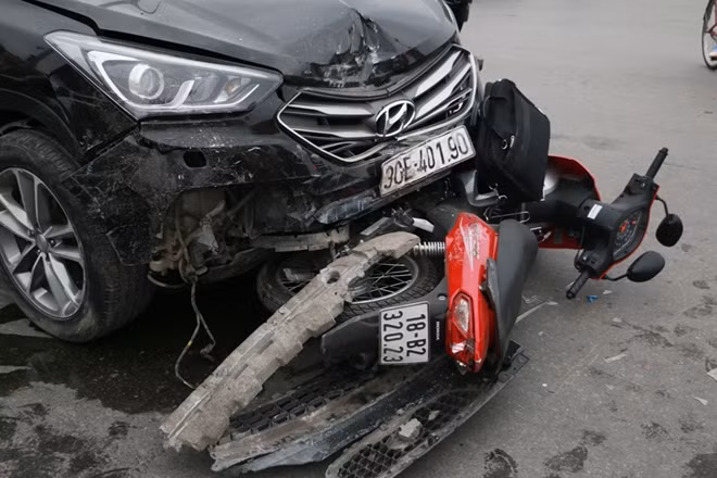 Xe Santafe BKS 30E-401.90 va chạm liên tiếp kéo lê xe máy trên đường.