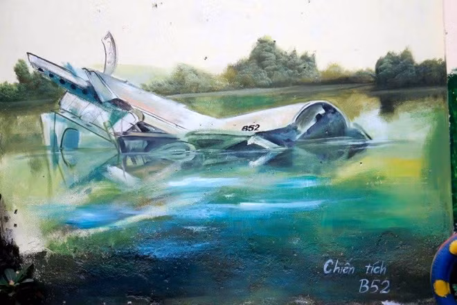 Xác ''pháo đài bay'' B52 nằm giữa lòng hồ làng hoa Ngọc Hà là một trong những di tích lich sử được giới thiệu tới khách tham quan qua những bức bích họa.